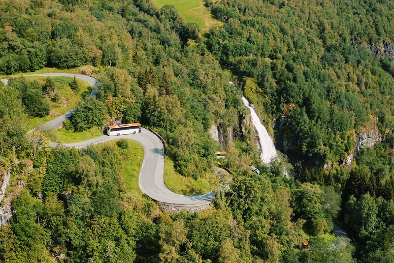 La route sinueuse de la Norvège en bref excursion